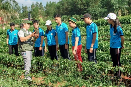 Học sinh tham quan du lịch tại Khu Bảo tồn thiên nhiên-văn hóa Đồng Nai.