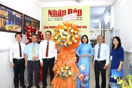 Phó Chủ tịch Ủy ban nhân dân tỉnh Đồng Nai Nguyễn Thị Hoàng tặng lẵng hoa của Tỉnh ủy, Hội đồng nhân dân, Ủy ban nhân dân, Ủy ban Mặt trận Tổ quốc Việt Nam tỉnh cho Văn phòng đại diện Báo Nhân Dân tại Đồng Nai.