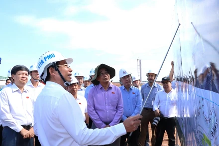 Lãnh đạo ACV báo cáo vị trí xây dựng nhà ga đường sắt trên cao nằm trong sân bay Long Thành.