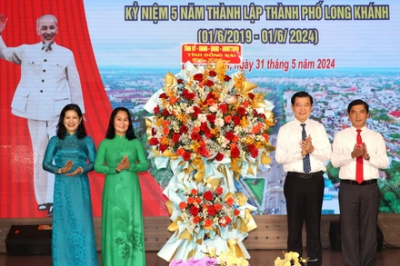 Thay mặt lãnh đạo tỉnh Đồng Nai, Bí thư Tỉnh ủy Đồng Nai Nguyễn Hồng Lĩnh tặng lẵng hoa chúc mừng cho tập thể Thường trực Thành ủy Long Khánh.