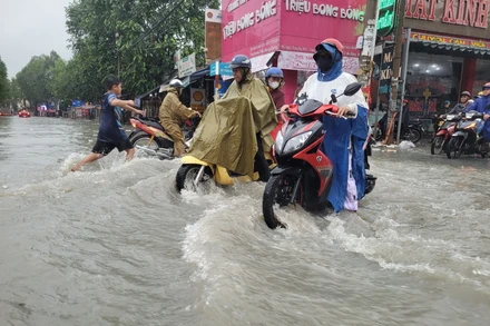 Xe máy cố băng qua dòng nước trên đường Đồng Khởi.