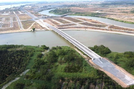 Cầu Vàm Cái Sứt đã cơ bản hoàn thành phần chính nhưng không có đường kết nối nguy cơ gây lãng phí.