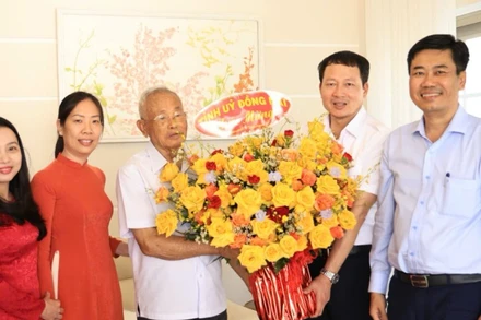 Bí thư Tỉnh ủy Đồng Nai Vũ Hồng Văn (thứ hai từ phải qua) thăm, chúc mừng đồng chí Phan Văn Trang nhân dịp kỷ niệm 95 năm Ngày thành lập Đảng Cộng sản Việt Nam.