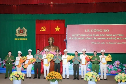 Các đồng chí trong Ban Giám đốc Công an tỉnh Đồng Nai trao quyết định nghỉ công tác hưởng chế độ hưu trí cho lãnh đạo các phòng.