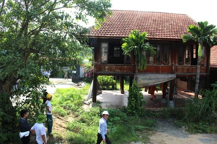 Lực lượng chức năng tiến hành cưỡng chế căn nhà kiểu biệt thự bằng gỗ ở phường Bửu Long.