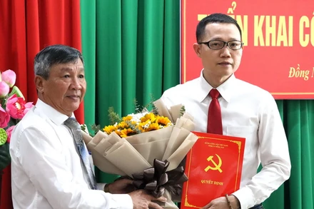 Phó Bí thư Thường trực Tỉnh ủy Đồng Nai Hồ Thanh Sơn trao quyết định và tặng hoa chúc mừng đồng chí Nguyễn Phong An.