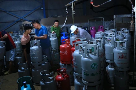 Lực lượng chức năng kiểm đếm số bình gas.