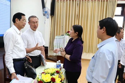 Lãnh đạo tỉnh Đồng Nai trao đổi với Linh mục Nguyễn Tuấn Anh, Tổng đại diện giáo phận Xuân Lộc về giải pháp tháo gỡ vướng mắc liên quan đến diện tích đất thu hồi của Tu xá Thánh Vinh Sơn và các hộ dân để thực hiện Dự án khu công nghiệp Hố Nai. 