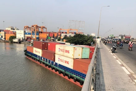 Tàu bị đứt neo trôi dạt mắc kẹt dưới gầm cầu Đồng Nai.