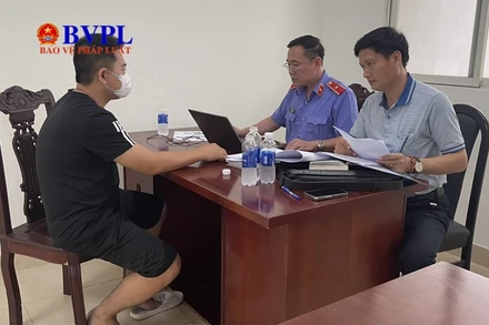 Cơ quan điều tra Viện Kiểm sát nhân dân tối cao làm việc với Điền Việt Đức. (Ảnh Báo Bảo vệ Pháp luật)