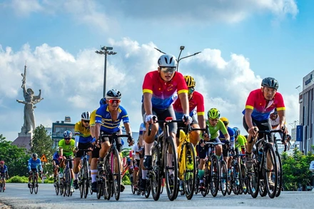 Các vận động viên qua khu vực Tượng đài chiến thắng Long Khánh.