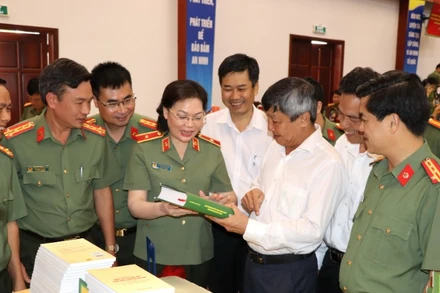 Các đại biểu tham quan gian trưng bày sách.