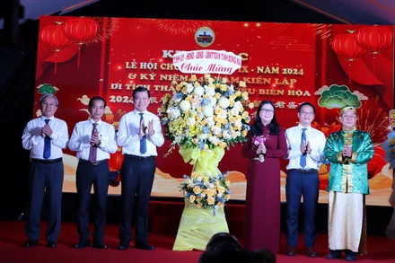 Lãnh đạo tỉnh Đồng Nai tặng lẵng hoa chúc mừng Ban tổ chức Lễ hội chùa Ông lần thứ 9.