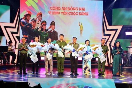 Lãnh đạo Ban Tuyên giáo Tỉnh ủy và Công an tỉnh Đồng Nai tặng hoa các khách mời tham gia giao lưu.