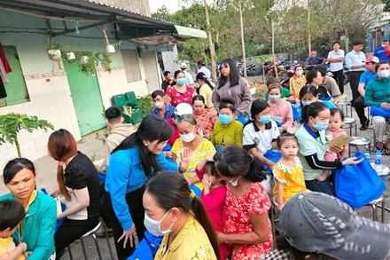 Lãnh đạo Liên đoàn Lao động tỉnh Đồng Nai đến khu nhà trọ tặng quà Tết và động viên công nhân tại phường Tân Hạnh, thành phố Biên Hòa. 