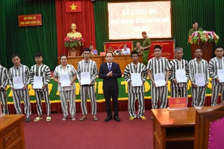 Phó Chánh án Tòa án nhân dân Tối cao Nguyễn Quốc Đoàn trao giấy chứng nhận đặc xá cho các phạm nhân.