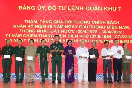 Trung tướng Nguyễn Trường Thắng, Tư lệnh Quân khu 7 và Phó Chủ tịch Ủy ban nhân dân tỉnh Đồng Nai Nguyễn Thị Hoàng với các gia đình chính sách.