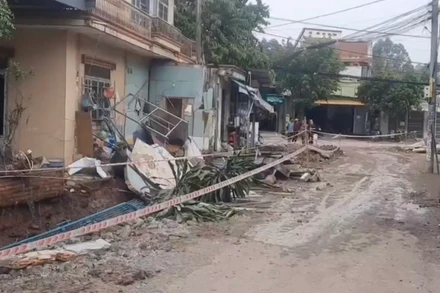 Hiện trường bức tường mương thoát nước bị sập khiến bà Xứng bị thương nặng.