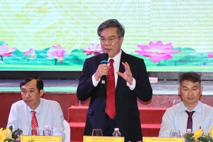 Phó Chủ tịch Ủy ban nhân dân tỉnh Đồng Nai Dương Minh Dũng trả lời ý kiến của doanh nghiệp FDI tại buổi đối thoại.