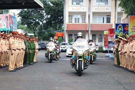 Lực lượng Công an tỉnh Đồng Nai ra quân thực hiện cao điểm bảo đảm trật tự an toàn giao thông dịp cuối năm. (Ảnh THIÊN VƯƠNG)