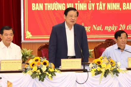 Đồng chí Phan Đình Trạc, Ủy viên Bộ Chính trị, Bí thư Trung ương Đảng, Trưởng Ban Nội chính Trung ương, Trưởng Đoàn kiểm tra phát biểu tại hội nghị.