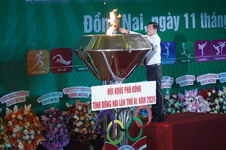 Bí thư Tỉnh ủy Đồng Nai Nguyễn Hồng Lĩnh thực hiện nghi thức đốt đuốc khai mạc Hội khỏe Phù Đổng. 