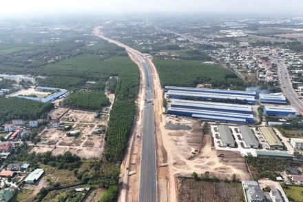 Thảm nhựa dự án cao tốc Biên Hòa-Vũng Tàu, đoạn qua địa bàn huyện Long Thành, tỉnh Đồng Nai.