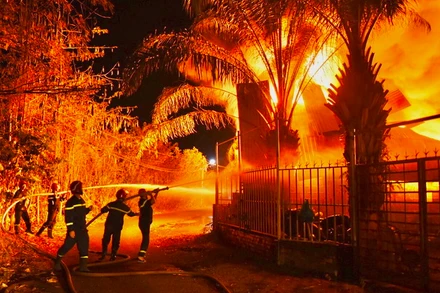 Lực lượng chức năng nỗ lực dập tắt đám cháy trong đêm.