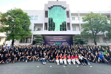 Đoàn viên, cán bộ công chức, người lao động Sở Nông nghiệp và Môi trường tham gia hưởng ứng Chiến dịch Giờ Trái đất năm 2025.