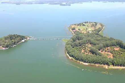 Đảo Ó và đảo Đồng Trường là hai hòn đảo được ví như "viên ngọc sáng" giữa lòng hồ Trị An.