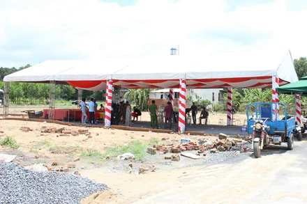 Lực lượng Công an bắt quả tang sàn giao dịch dự án bất động sản "ma" được Công ty Lộc Phúc tổ chức tại xã An Viễn, huyện Trảng Bom.