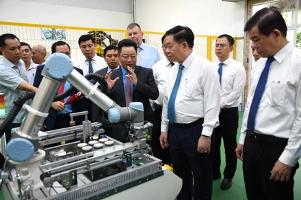 Đồng chí Nguyễn Trọng Nghĩa, Ủy viên Bộ Chính trị, Bí thư Trung ương Đảng, Trưởng Ban Tuyên giáo Trung ương, cùng các đại biểu, thăm phòng thực hành Trường cao đẳng quốc tế Lilama2.