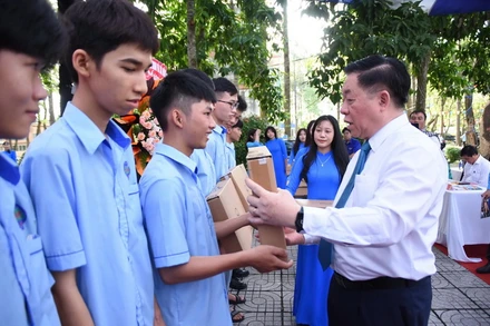 Đồng chí Nguyễn Trọng Nghĩa, Ủy viên Bộ Chính trị, Bí thư Trung ương Đảng, Trưởng Ban Tuyên giáo Trung ương trao học bổng cho học sinh, sinh viên Trường cao đẳng công nghệ quốc tế Lilama2.