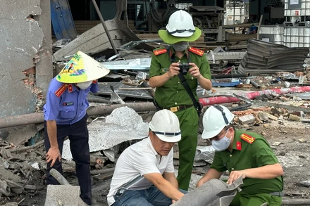 Lực lượng Cơ quan điều tra phối hợp Viện Kiểm sát nhân dân tỉnh Đồng Nai khám nghiệm hiện trường vụ nổ.