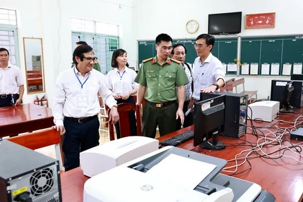 Phó Chủ tịch Ủy ban nhân dân tỉnh Đồng Nai Nguyễn Sơn Hùng kiểm tra công tác chuẩn bị kỳ thi tại một điểm thi ở thành phố Biên Hòa.