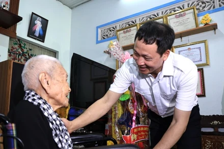 Bí thư Tỉnh ủy Đồng Nai Vũ Hồng Văn ân cần hỏi thăm sức khỏe Mẹ Việt Nam Anh hùng Nguyễn Thị Mùi.