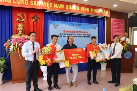 Quyền Chủ tịch Ủy ban nhân dân tỉnh Đồng Nai Võ Tấn Đức và Giám đốc Sở Xây dựng Hồ Văn Hà trao giải cho mẫu thiết kế nhà ở xã hội.