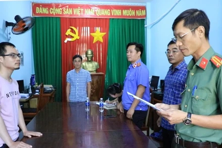 Lực lượng Cơ quan An ninh điều tra Công an tỉnh Đồng Nai phối hợp Viện Kiểm sát nhân dân cùng cấp thi hành lệnh bắt Quách Gia Khang. (Ảnh: Văn Nhuệ)