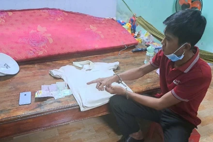 Đối tượng Châu Thanh Phong cùng tang vật.