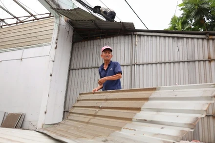 Ông Đoàn Văn Ngọc, khu phố Vườn Dừa, phường Phước Tân, thành phố Biên Hòa, dọn dẹp nhà cửa để bàn giao mặt bằng phục vụ dự án cao tốc Biên Hòa-Vũng Tàu.