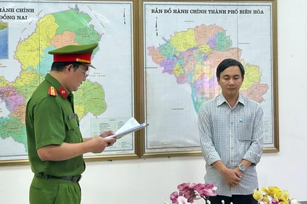 Cơ quan điều tra đọc lệnh bắt tạm giam Lương Quang Huy.