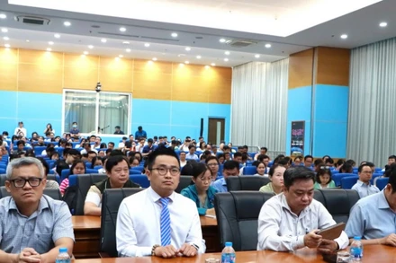 Lãnh đạo và cán bộ công chức các sở, ngành tỉnh Đồng Nai tham gia tập huấn ứng dụng AI.