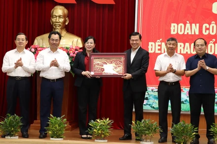 Lãnh đạo tỉnh Đồng Nai tặng quà lưu niệm cho lãnh đạo tỉnh Thái Nguyên.