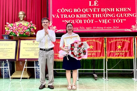 Phó Chủ tịch Ủy ban nhân dân huyện Trảng Bom Đỗ Ngọc Nam trao giấy khen và chúc mừng chị Phạm Khánh Phương.