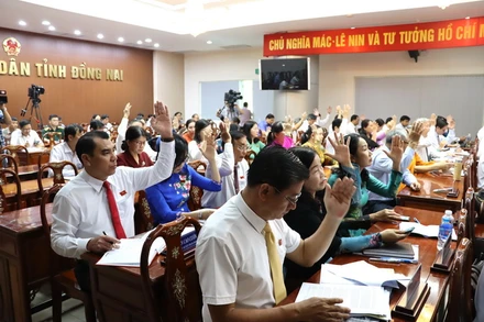 Các đại biểu Hội đồng nhân dân biểu quyết tại Kỳ họp.