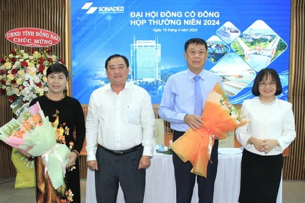 Lãnh đạo Sở Nội vụ và Sở Tài chính Đồng Nai chúc mừng bà Đỗ Thị Thu Hằng (bên trái) và ông Trương Đình Hiệp (thứ hai từ phải qua).