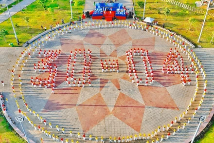 Hơn 700 người đồng diễn xếp hình số 30/4.