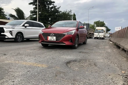 Nhiều "ổ gà" xuất hiện trên quốc lộ 51, đoạn qua địa phận thành phố Biên Hòa, tỉnh Đồng Nai.