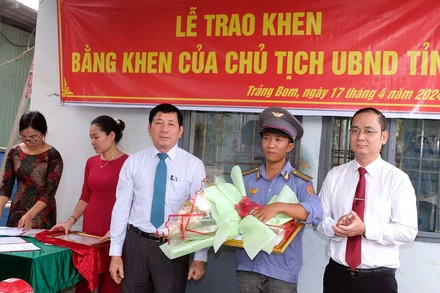 Lãnh đạo Sở Nội vụ và Ban Thi đua-Khen thưởng tỉnh Đồng Nai trao Bằng khen cho anh Trịnh Dũng.