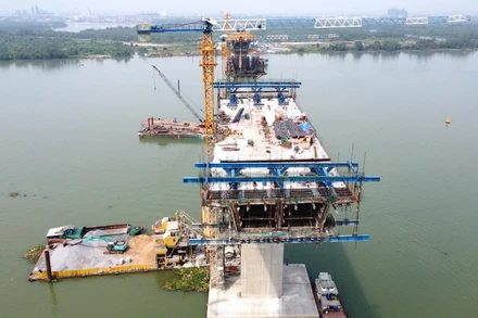 Vướng mặt bằng phía đầu cầu Đồng Nai khiến cầu Nhơn Trạch trên tuyến đường Vành đai 3 Thành phố Hồ Chí Minh bị ảnh hưởng tiến độ.